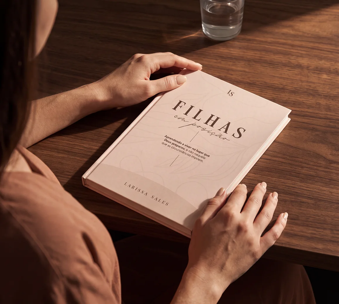 Mulher lendo o livro Filhas em Posição