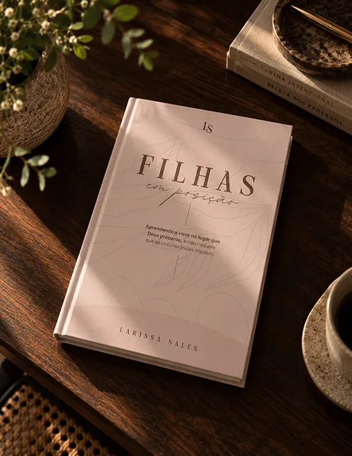 Livro Filhas em Posição sobre uma mesa